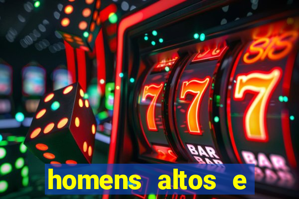 homens altos e magros pelados